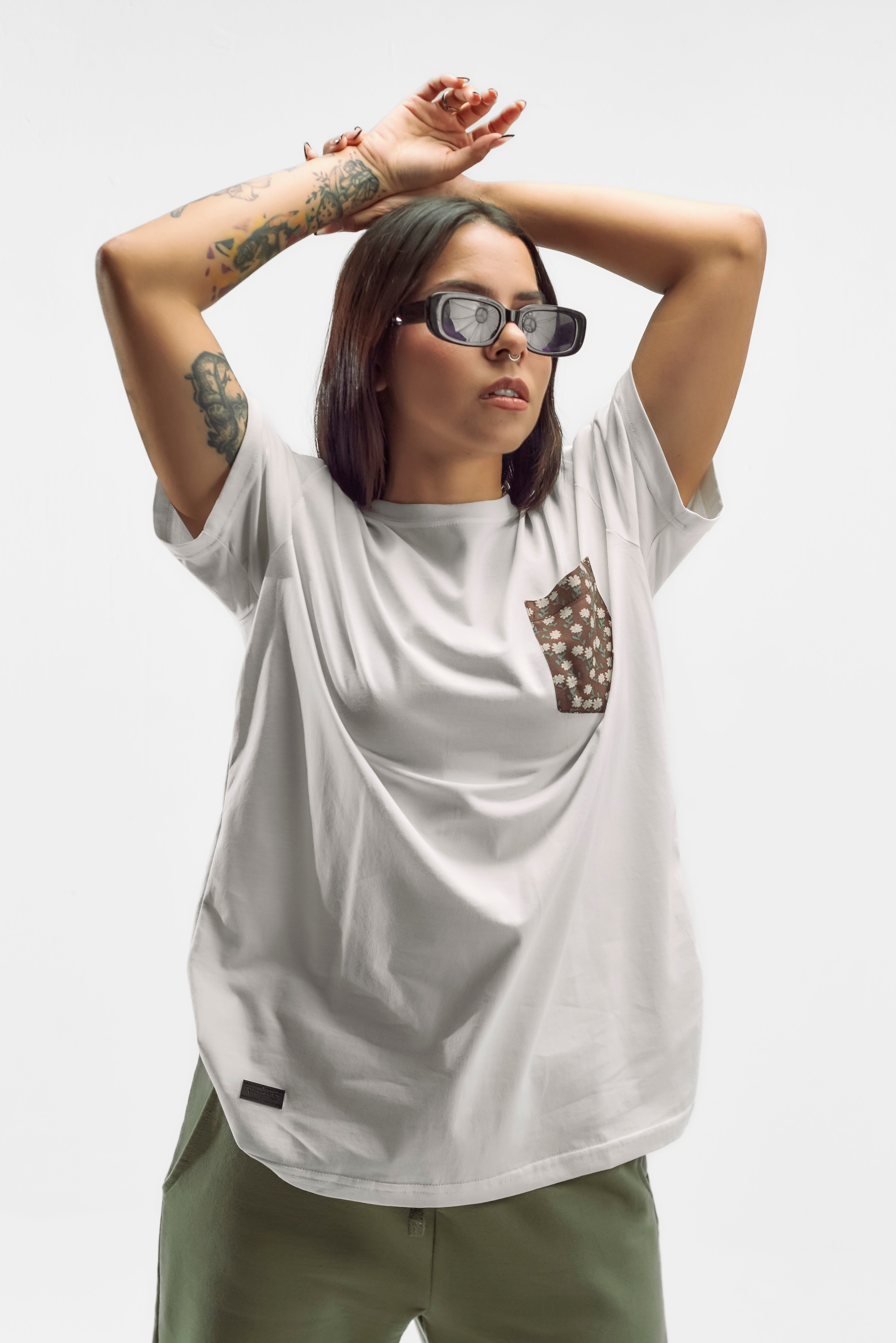 Flowers Pocket Tee – Blanco (Brown Pocket)