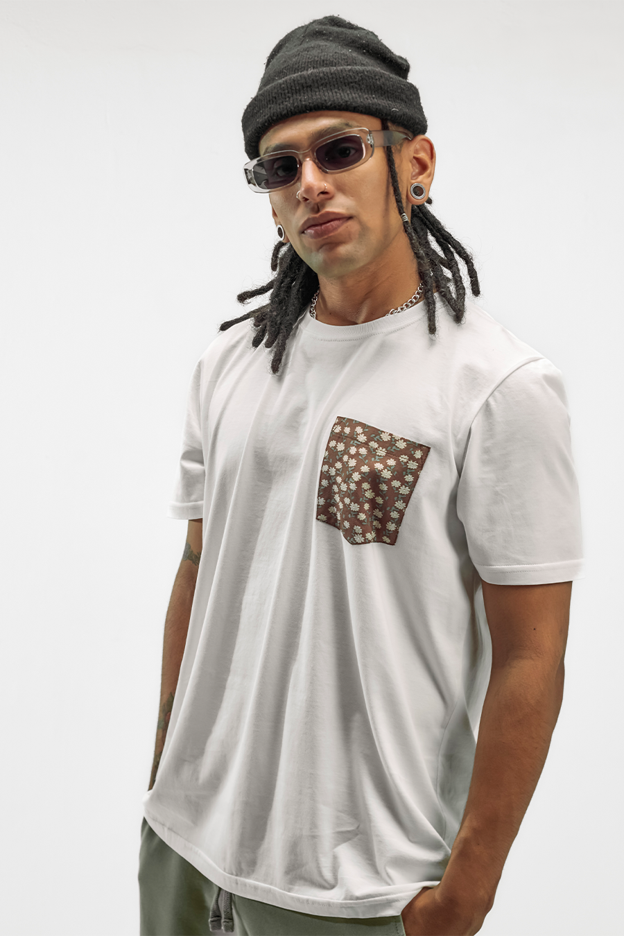 Flowers Pocket Tee – Blanco (Brown Pocket)