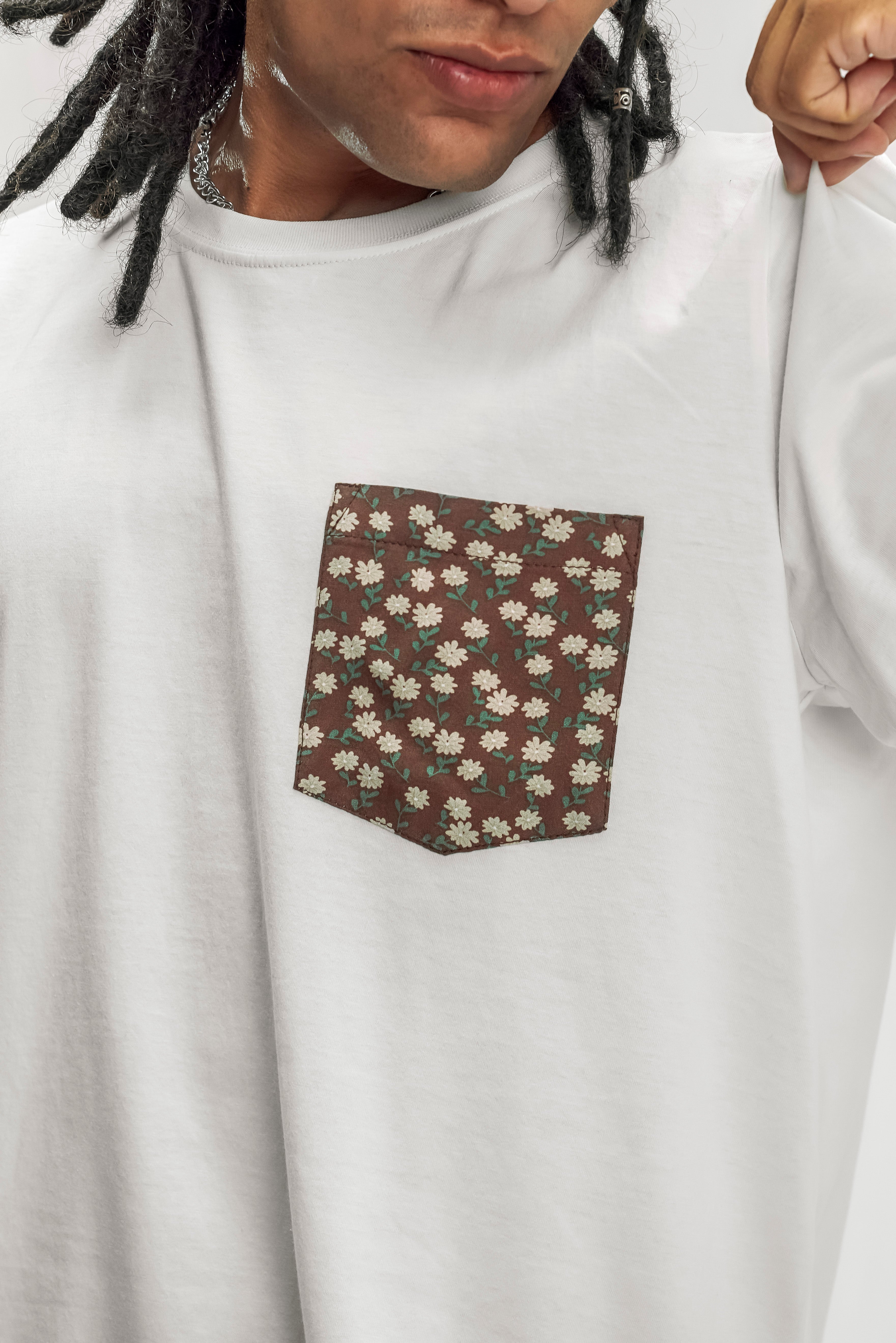 Flowers Pocket Tee – Blanco (Brown Pocket)