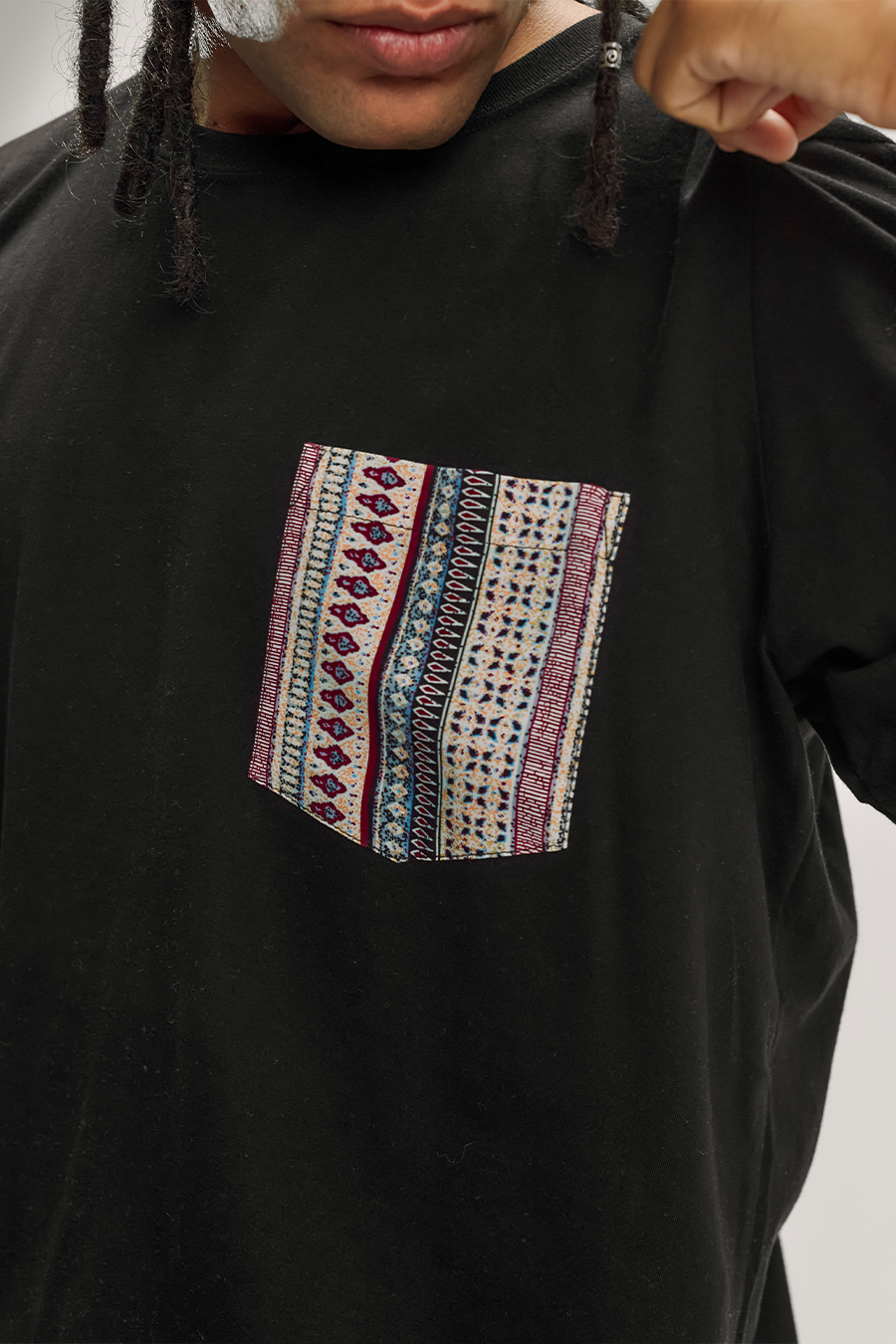 Tribal Pocket Tee - Negro