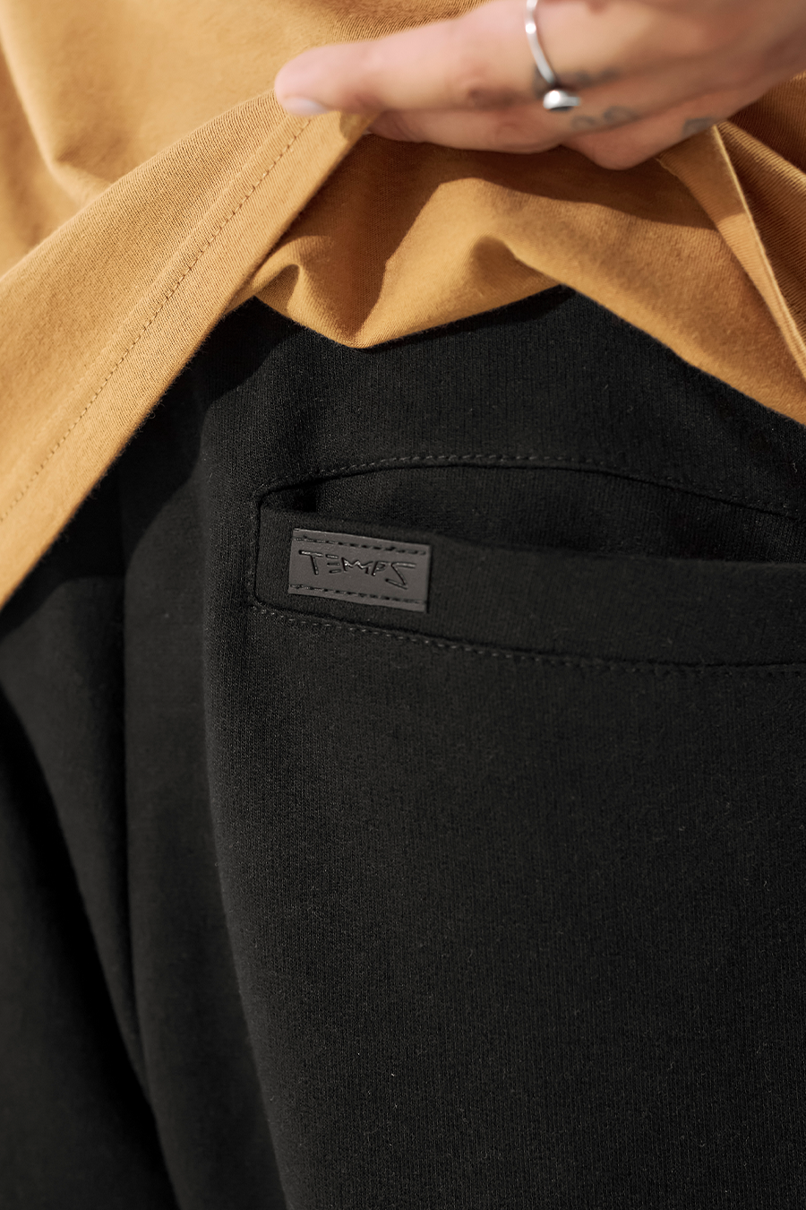 Essential Jogger – Negro